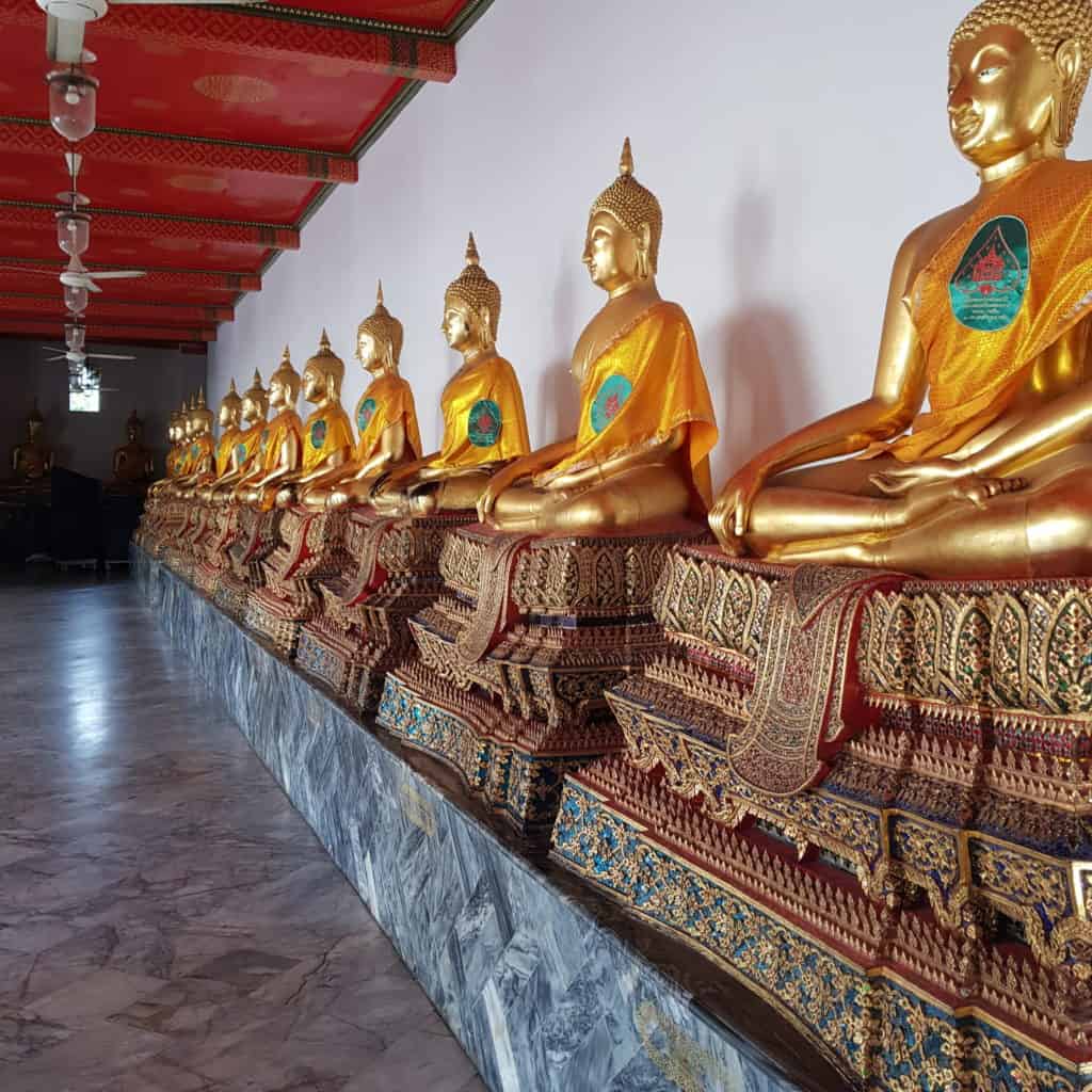Sitzende Buddhas in einer Reihe